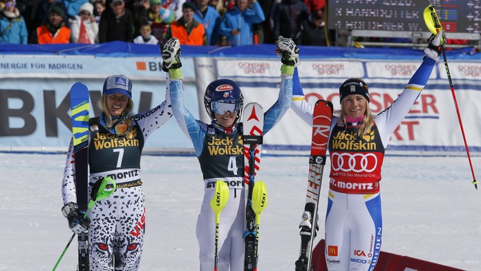 Slovenská lyžiarka Veronika Velez- Zuzulová (vľavo) sa teší z druhého miesta
