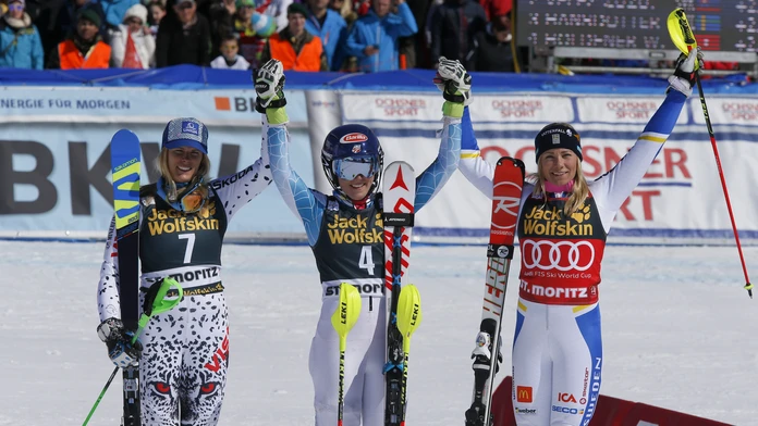 Slovenská lyžiarka Veronika Velez- Zuzulová (vľavo) sa teší z druhého miesta