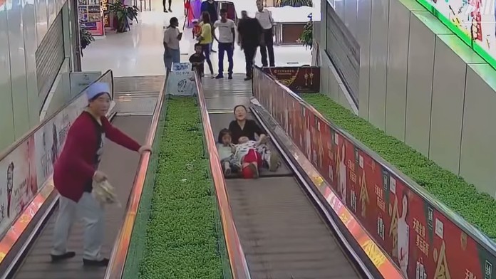 Dievča sa prepadlo do eskalátora.