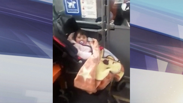 Batoľa s mamou-vodičkou v autobuse