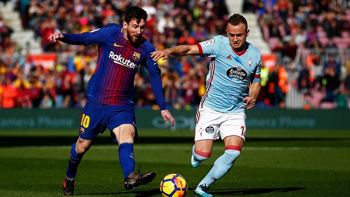 Hráč Barcelony Lionel Messi a stredopoliar Celty Slovák Stanislav Lobotka v súboji o loptu.