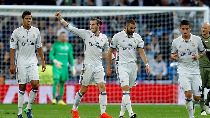 Gareth Bale z Realu Madrid (v strede so zdvihnutou rukou) sa teší z gólu do siete Legie Varšava v LM.