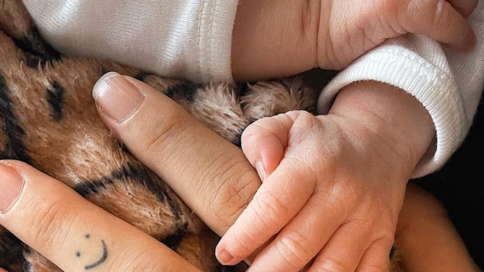 KJ Apa a Clara Berry sa stali rodičmi