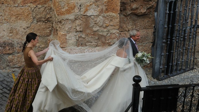 Nevesta mala veľkolepé šaty.