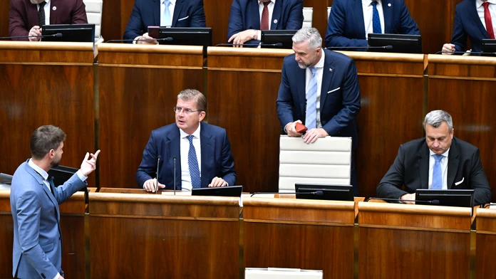 Mimoriadna schôdza k odvolávaniu podpredsedu parlamentu Šimečku.