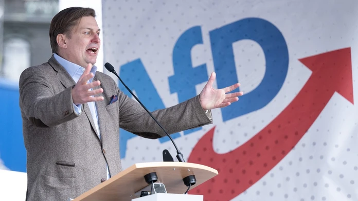 Líder kandidátky nemeckej AfD pre eurovoľby má problém. Jeho asistenta zadržali pre podozrenie zo špionáže pre Čínu