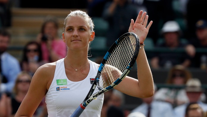 Karolína Plíšková ďakuje fanúšikom po zápase Wimbledonu 2017.