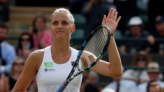 Karolína Plíšková ďakuje fanúšikom po zápase Wimbledonu 2017.