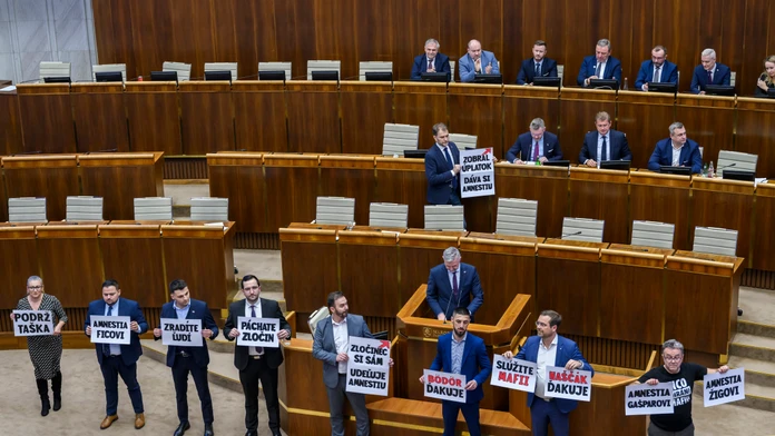 Schválili si amnestiu, zavraždili spravodlivosť. Opozičné strany reagujú na prijatú novelu Trestného zákona
