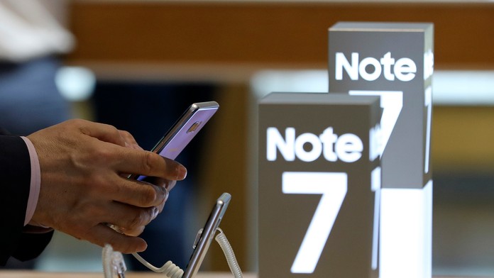 Zákazník si prezerá nový smartfón  Galaxy Note 7 