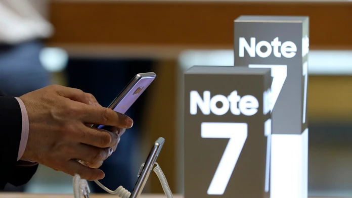 Zákazník si prezerá nový smartfón  Galaxy Note 7 
