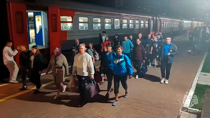 Na snímke obyvatelia, ktorých evakuujú z Kurskej oblasti.