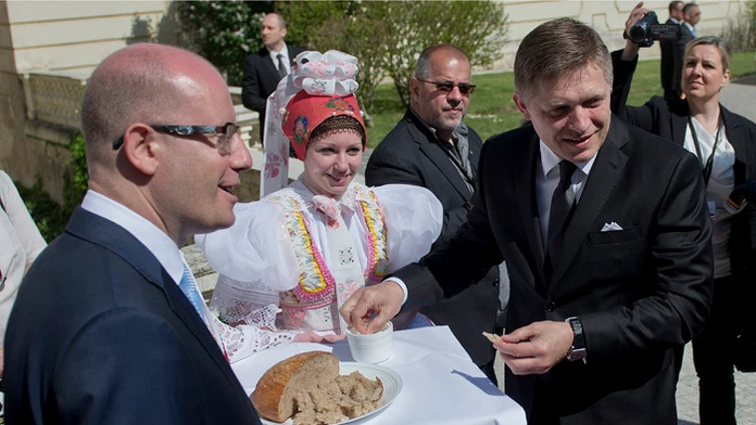 Premiéri ČR a SR - Bohuslav Sobotka a Robert Fico na spoločnom rokovaní vlád vo Valticiach.