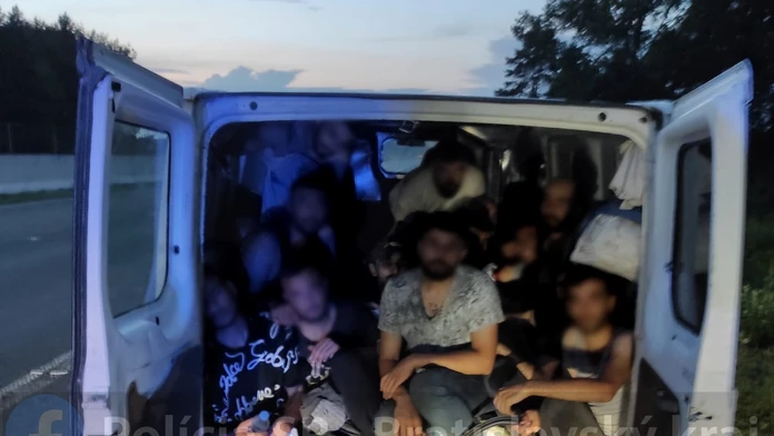 Polícia zastavila na diaľnici D2 pri Stupave vozidlo. Nachádzalo sa v ňom 22 migrantov