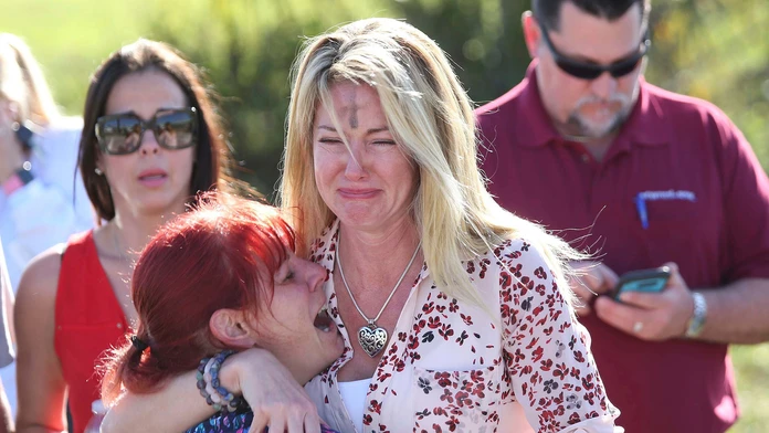 Plač študentiek strednej školy Marjory Stonemanovej Douglasovej vo floridskom Parklande po útoku.