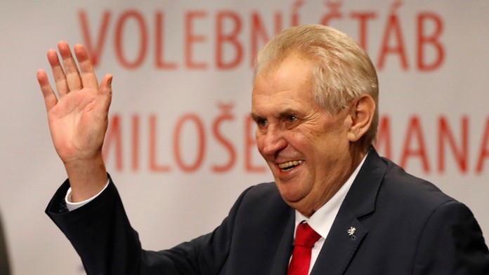 Edinson Cavani (vpravo) sa teší z gólu v sieti Montpellieru so spoluhráčmi z PSG, vľavo Thomas Meunier a Ángel Di María.