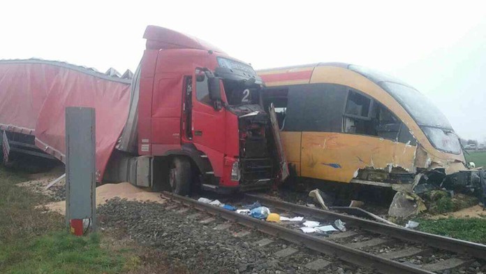 Zrážka vlaku Regiojet a nákladného vozidla na železničnom priecestí v obci Zemianska Olča.