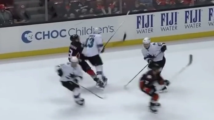 Zákrok Raffiho Torresa (San Jose Sharks) na Jakoba Silfverberga (Anaheim Ducks) v príprave.