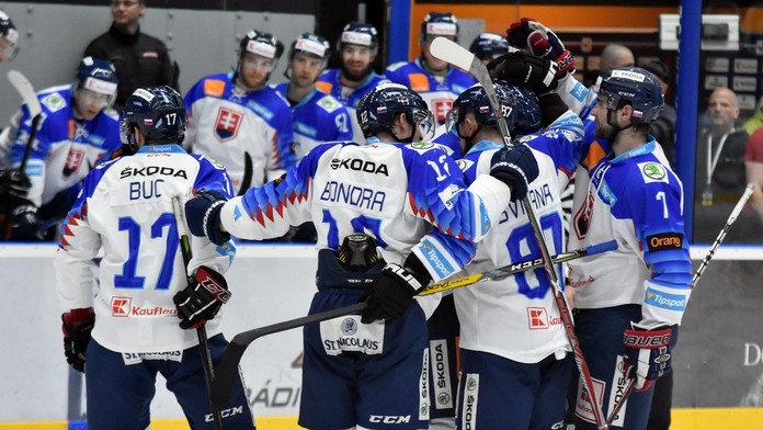 Hokejisti Slovenska sa tešia po strelení tretieho gólu v prípravnom zápase pred majstrovstvami sveta Slovensko - Lotyšsko.