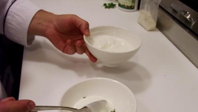 Tandoori kuracie prsia s koriandrovým jogurtom a slivkovým muffinom - 12