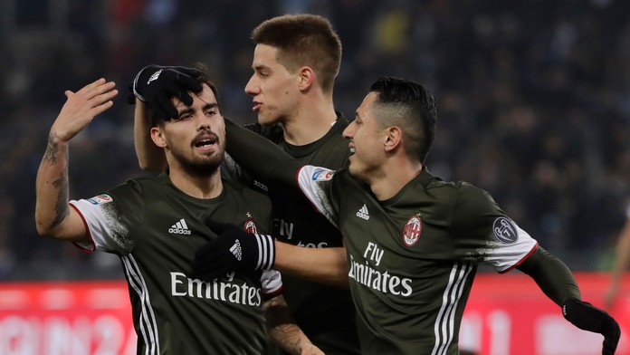 Suso (vľavo) sa so spoluhráčmi z AC Miláno teší z gólu.