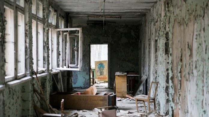 Miestnosť v chátrajúcej budove, ktorá je súčasťou školy v opustenom meste Pripiať pri Černobyle