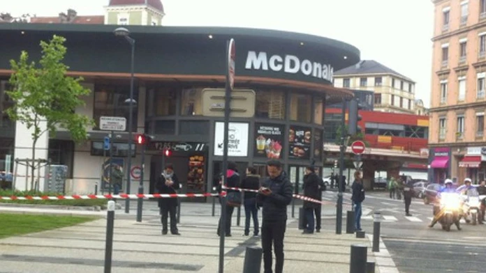Reštauráciou McDonalds vo francúzskom Grenobli otriasol výbuch. 