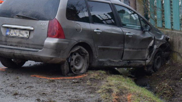 Havarované auto v obci Petrová, ktoré šoféroval 15-ročný chlapec.