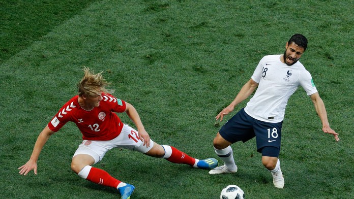 Dán Kasper Dolberg (vľavo) bojuje o loptu s Francúzom Nabil Fekirom na MS 2018.