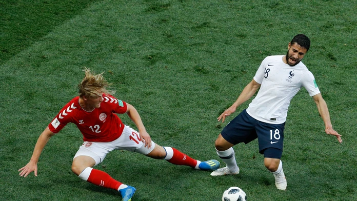 Dán Kasper Dolberg (vľavo) bojuje o loptu s Francúzom Nabil Fekirom na MS 2018.