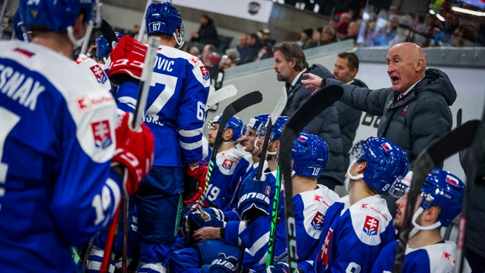Na snímke vpravo hore tréner slovenskej reprezentácie Craig Ramsay v zápase Slovensko - Dánsko.