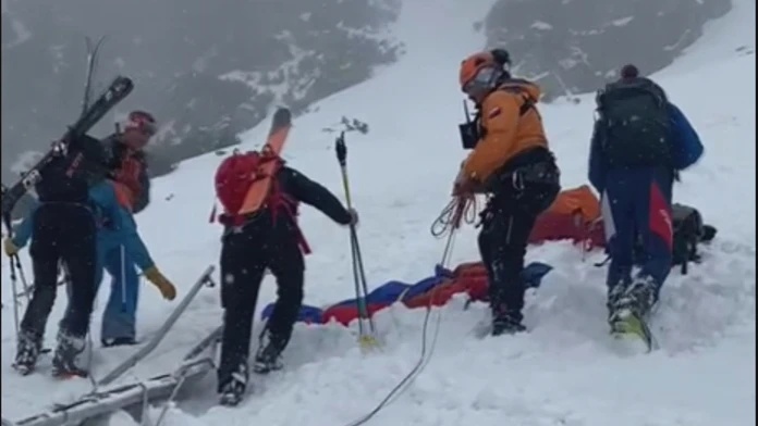 Záchrana skialpinistov po lavíne.
