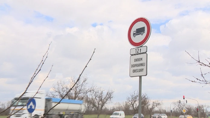 Zákazová značka pre nákladné autá nad 12 t.