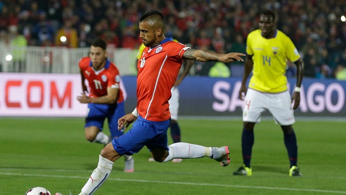 Arturo Vidal striela úvodný gól Copa America 2015 z pokutového kopu proti Bolívii.