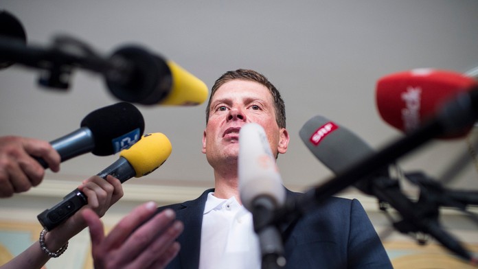 Na snímke niekdajší nemecký cyklista Jan Ullrich poskytuje rozhovor médiám na súde vo švajčiarskom Weinfeldene.