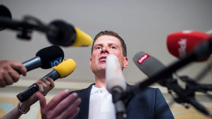 Na snímke niekdajší nemecký cyklista Jan Ullrich poskytuje rozhovor médiám na súde vo švajčiarskom Weinfeldene.