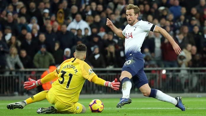 Brankár Manchesteru City Ederson (vľavo) bráni pred Harrym Kaneom z Tottenhamu.