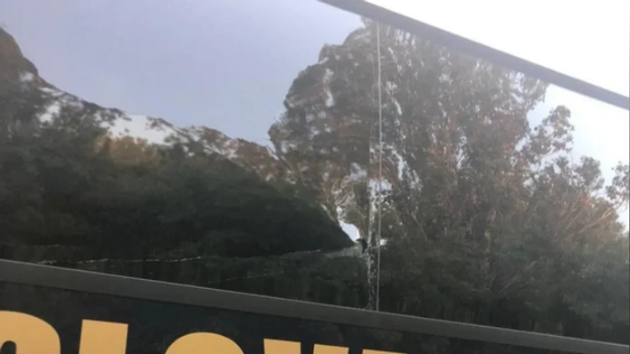 Muž, ktorý hodil kameň na autobus Slovana, spoznal svoj trest