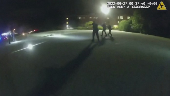 VIDEO: Vlna protestov a kritika polície. V Ohiu policajti zabili ďalšieho Afroameričana, v tele mal 60 strelných rán