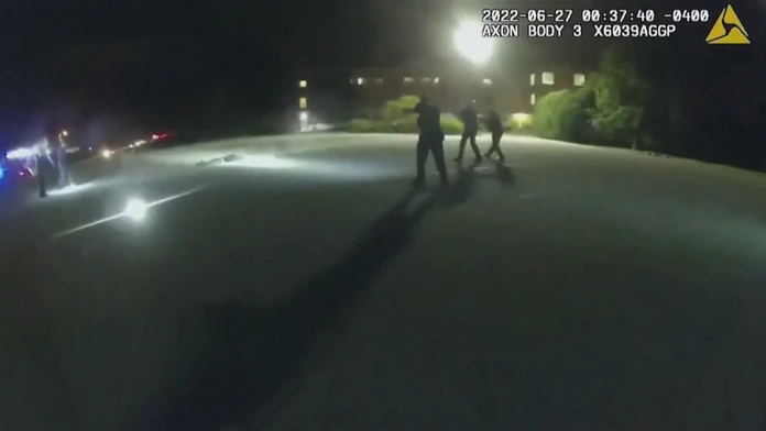 VIDEO: Vlna protestov a kritika polície. V Ohiu policajti zabili ďalšieho Afroameričana, v tele mal 60 strelných rán