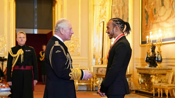 Lewis Hamilton (sprava) a princ Charles.