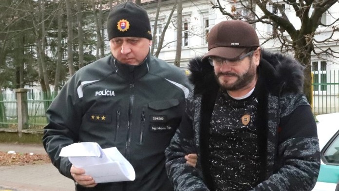 Breznianskeho podnikateľa Igora Šajgala privádzajú na súd v Banskej Bystrici.