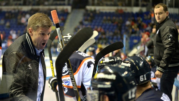 Tréner Košíc Rostislav Čada, vpravo jeho asistent Marcel Šimurda.