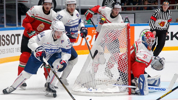 Vľavo Tim Bozon (Francúzsko) atakuje maďarského brankára Miklósa Rajna.
