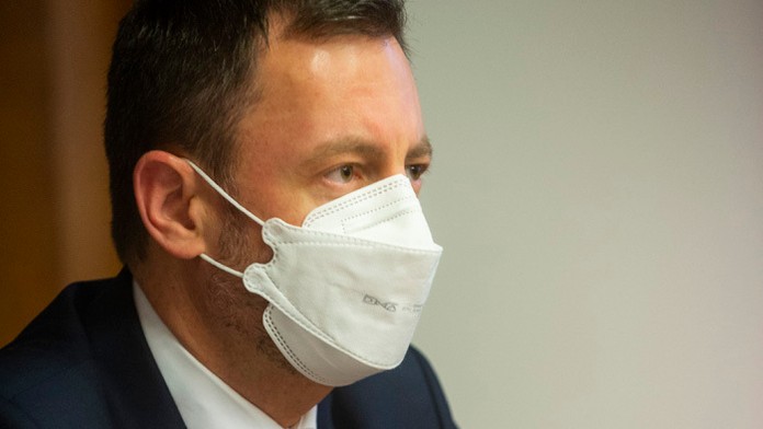 Predseda vlády Eduard Heger.