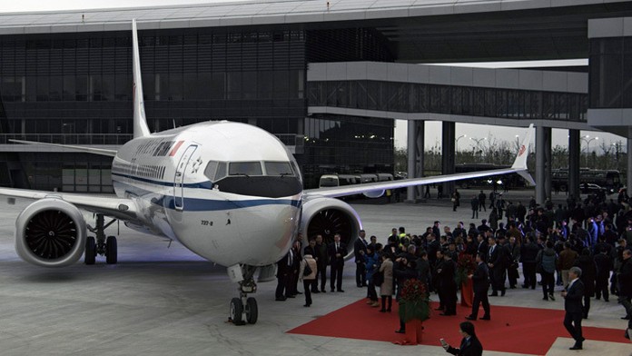 Na snímke uprostred slovenský útočník Arizony Richard Pánik.