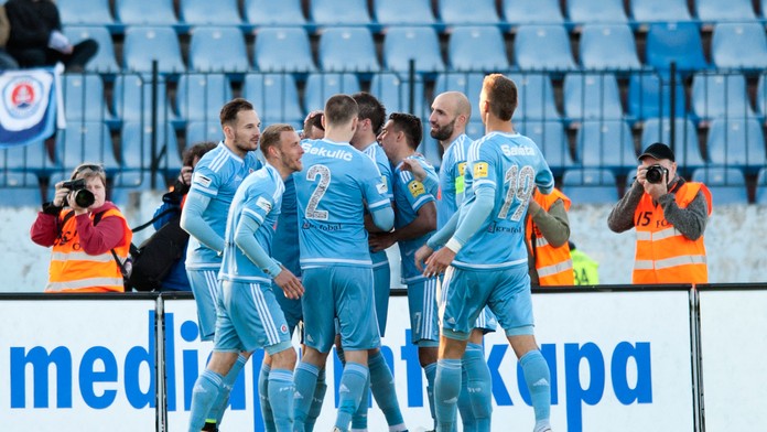 Na snímke hráči Slovana sa tešia po strelení tretieho gólu Adamom Zreľákom