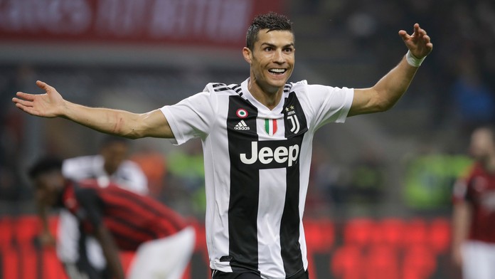 Cristiano Ronaldo z Juventusu oslavuje gól na pôde AC Milána.