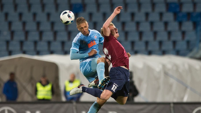 Na snímke vľavo hráč Slovana Kornel Saláta a vpravo Olegs Malašenoks z FK Jelgava v prvom súboj 2. predkola EL.