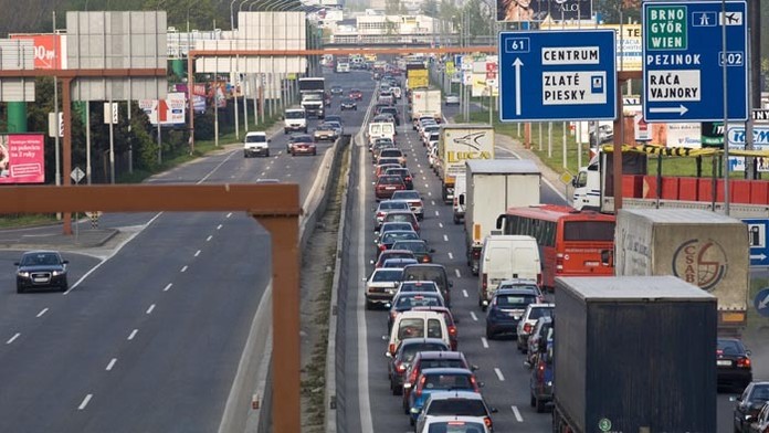 Zápcha na starej seneckej ceste.